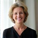 Portrait souriant de Sophie Marceau, créatrice de maroquinerie parisienne.