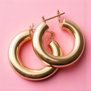 Boucles d'oreilles dorées chunky 'Nouveau', modèle très tendance.