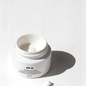 Pot de crème hydratante de jour avec protection solaire, nouveau produit de beauté.