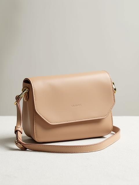 Petit sac à main structuré en cuir beige, bandoulière discrète.